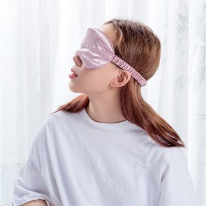 Krásná hedvábná maska ​​na spaní