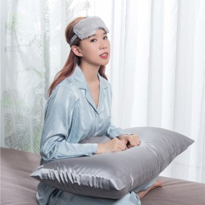šilkinis pagalvės užvalkalas su akių kaukių rinkiniu