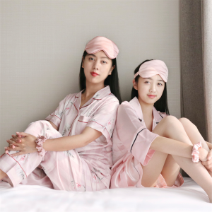 Мајка и ќерка со сопствен дизајн облека за спиење