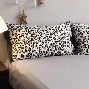 Minkštas poli satino pagalvės užvalkalas su leopardo raštais