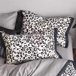 Cuscino morbido in poli satin di design stampa leopardo