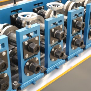 Macchina automatica per la formatura di rotoli di chiglia in acciaio leggero, macchina per la formatura di rotoli di canali UC