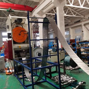 Højhastigheds 10-12m/min stål galvaniseret C-kanal kabelbakke rulleformningsmaskine