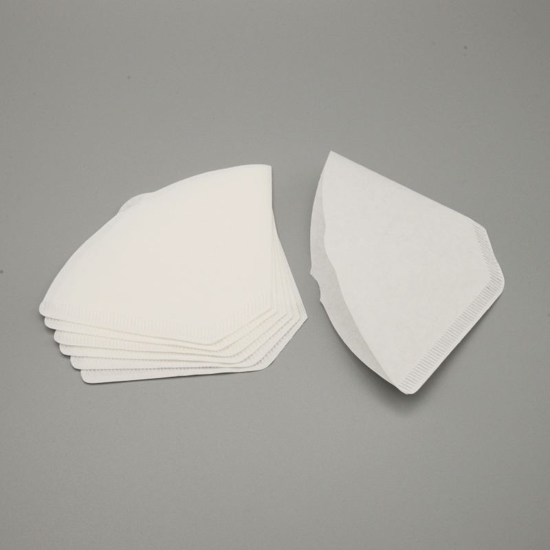 Kávový filtrační papír ve tvaru sektoru bílé barvy