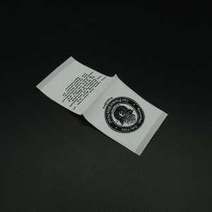 Anpassade polyester satinvävda etiketter för väskor Plaggskor Hattar Etc.