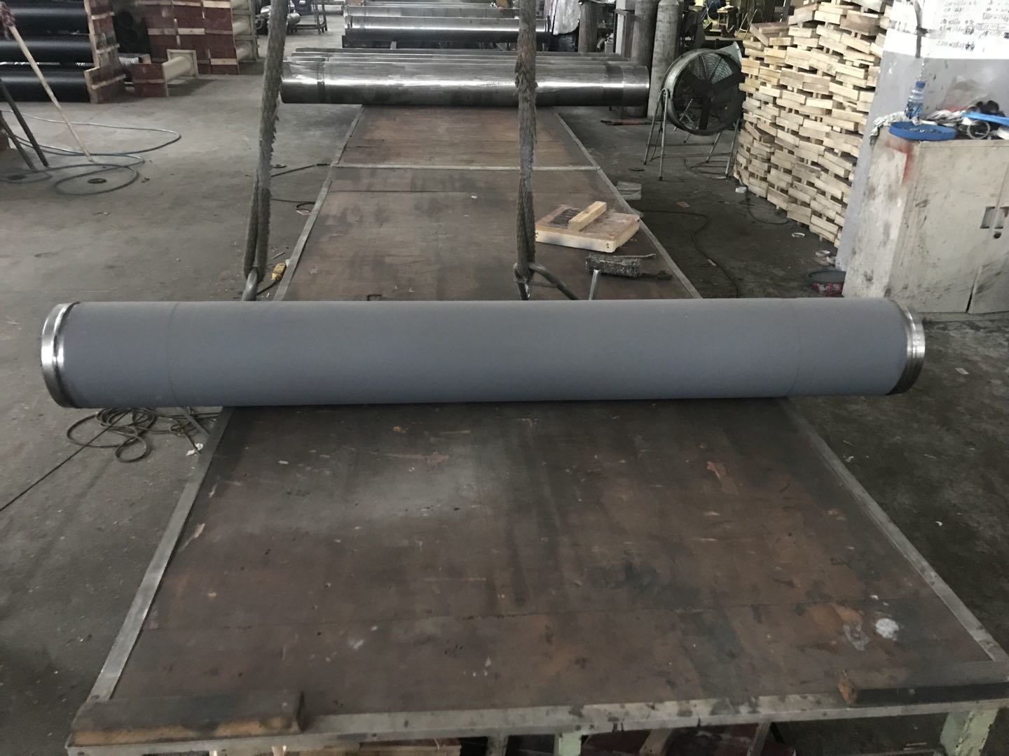 Цилиндар за испорака што се користи за хидраулична пумпа во бетонско поле