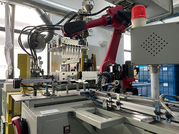Cosmetic Tube Injection Head Expert— robot mena