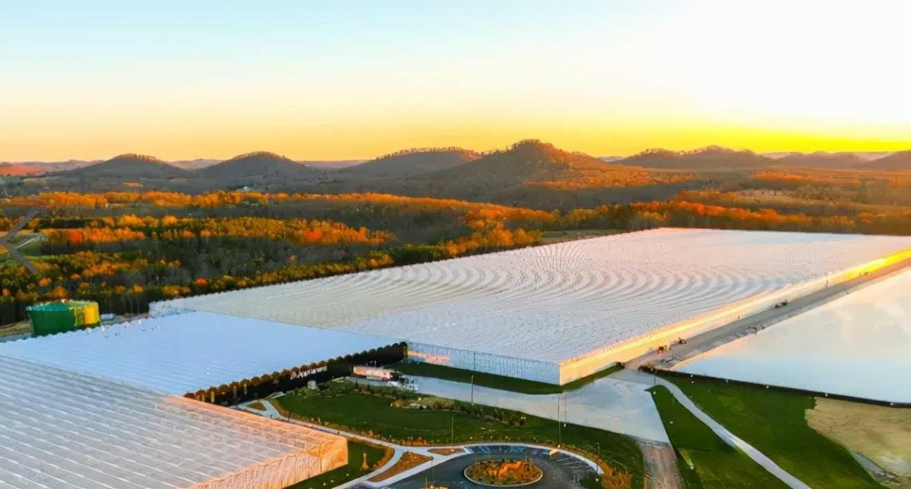 What does America’s largest greenhouse look like