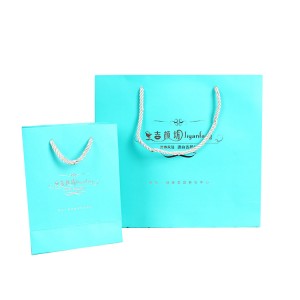 OEM/ODM Китай Търговия на едро с персонализирано лого Зелена бяла карта Хартиен печат Оранжево облекло Коледен подарък за рожден ден Хартиени торбички