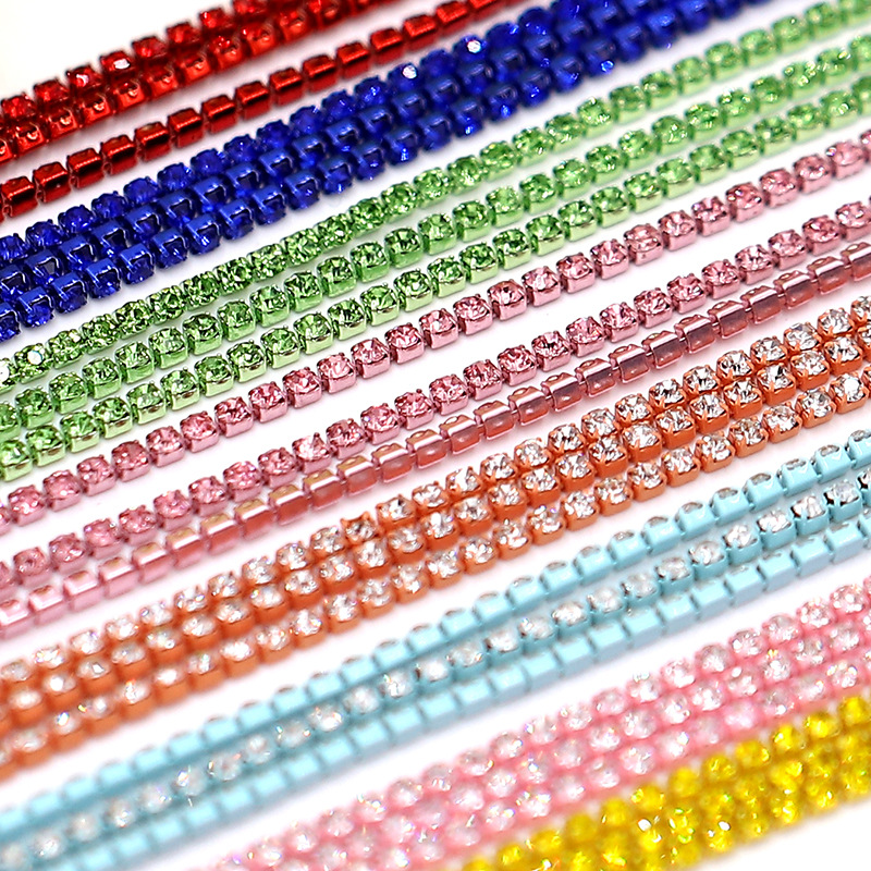 Kleurintensieve strasskettingen worden gebruikt voor DIY-stickers voor mobiele telefoonhoesjes
