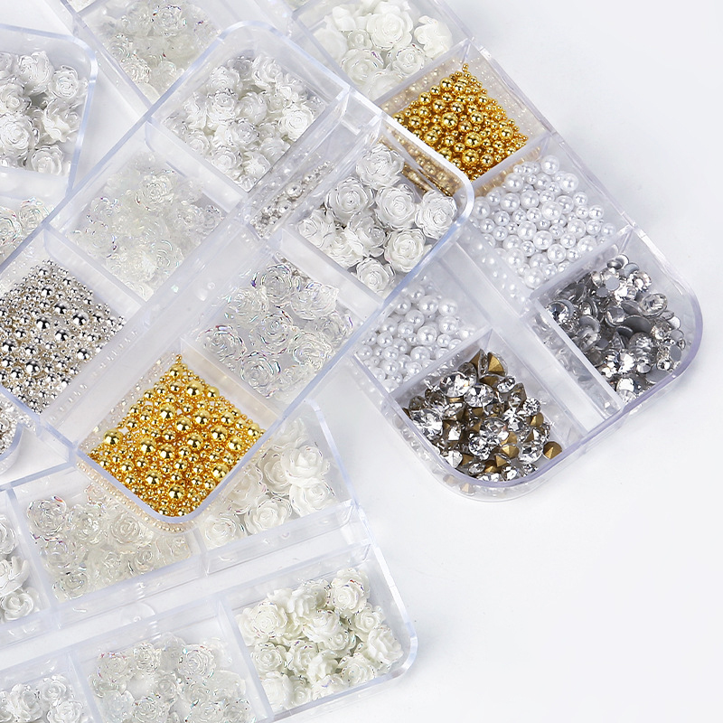Set i kombinuar me diamant manikyr për dekorim tridimensional të thonjve me lule të bardha.