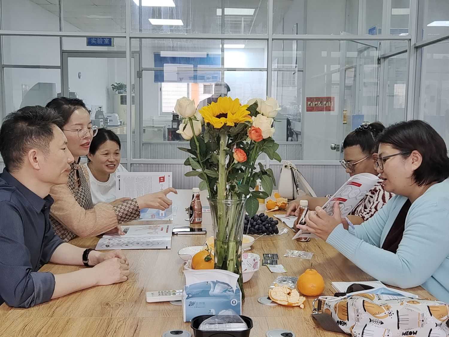 Un cordiale benvenutu à i clienti tailandesi per visità è scambià idee cù Yuhuang Enterprise