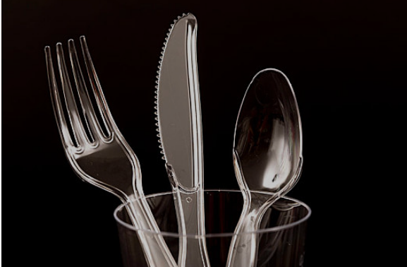 Volgens BCC-verslag sal weggooibare plastiek eetgerei in Brittanje verbied word