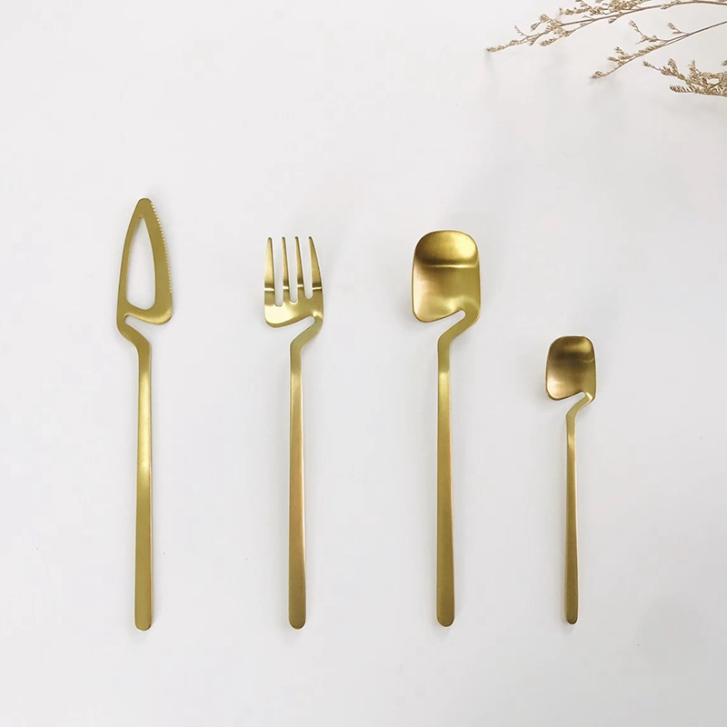 Komplet takëmish me dizajn të frymëzuar italiane 18/0 PVD ari Set i certifikuar enë darke në lavastovilje