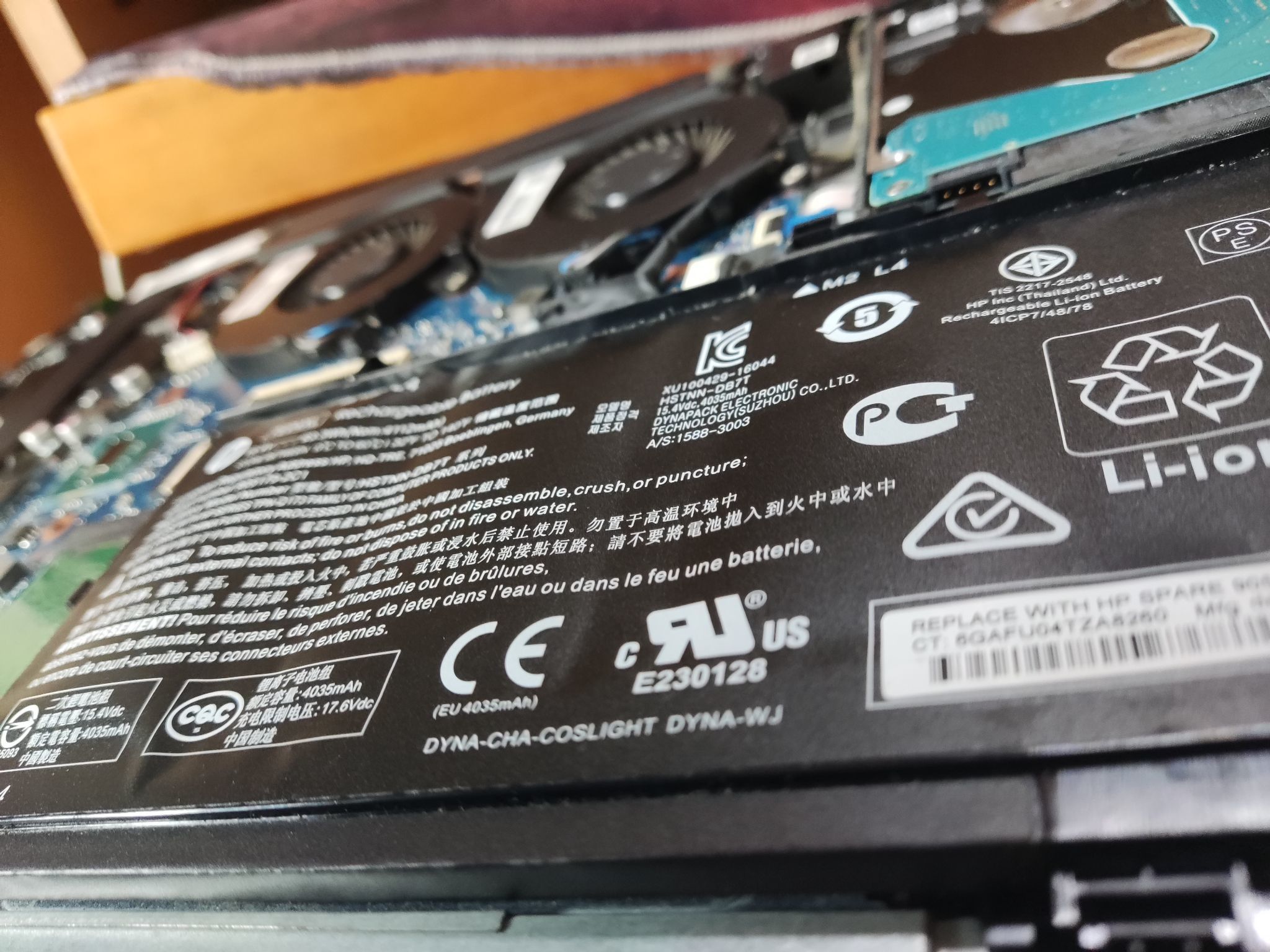 In-nefħa tal-batterija tal-laptop mhix serja ħafna u tista' tkompli tintuża?