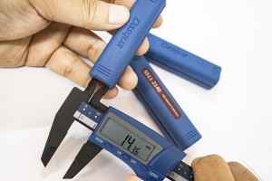 Dasqua 2035-0004 Plastic Digital Caliper – Lightweight and Accurate Measuring Tool for Precision Work