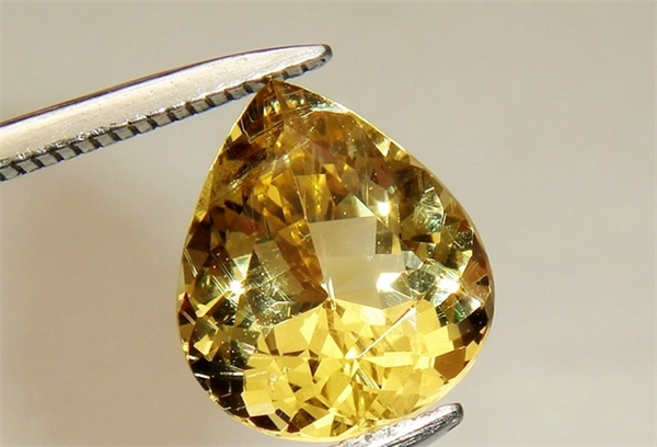 It used to be a substitute for diamonds, and its value was much higher than that of citrine, but it was named Sai Citrine.