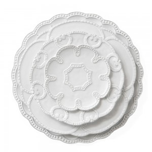 Zestaw talerzy obiadowych z wytłoczoną koronką i białą porcelaną kostną