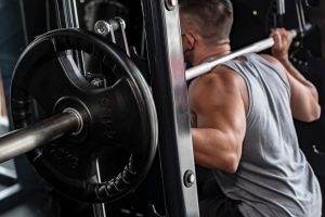 Hvad er forskellen mellem en Smith Machine og frivægte på squats?