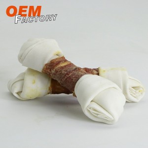 白い生皮の結び目は、鶏肉の噛み応えのある犬用おやつの卸売とOEMで巻き付けられています