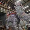 Animatronische Dinosauriermodelle verschiedener Größen werden in den Container geladen