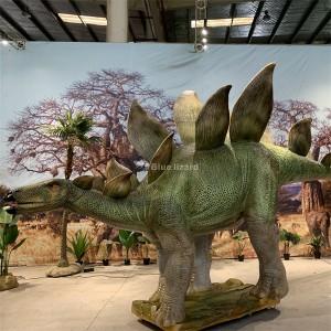 Animatronic Stegosaurus nangtung kaluar tina riungan Jurassic