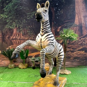 Unha cebra animatrónica para a exposición de animais de Explore Park e os espectáculos de dinosauros
