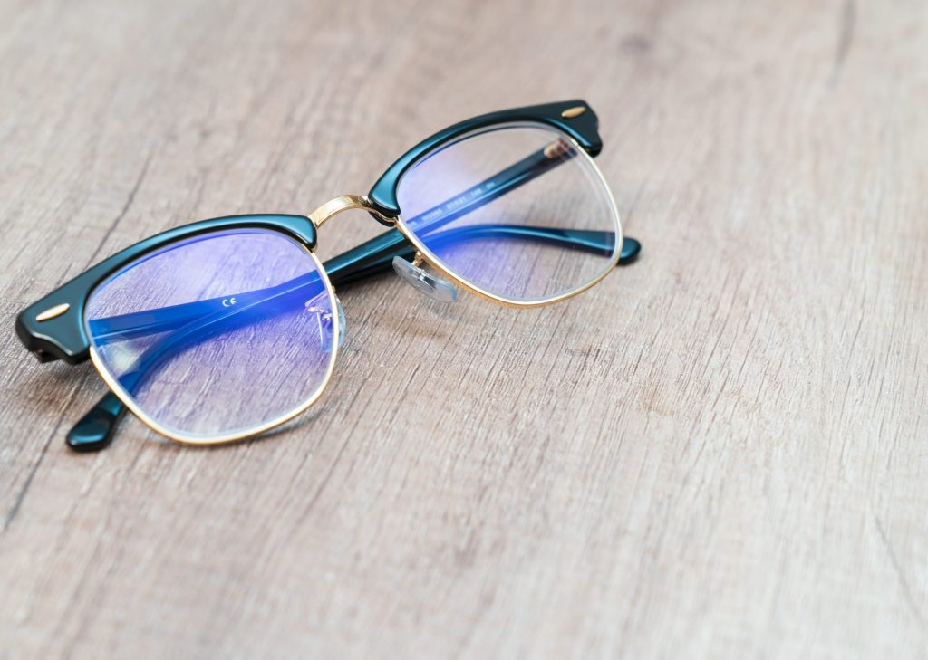 Cales son os beneficios de usar lentes que bloquean a luz azul?