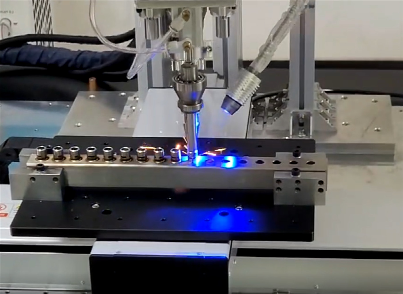 Automatisk lasersveisemaskin er mer og mer populær i industriproduksjon