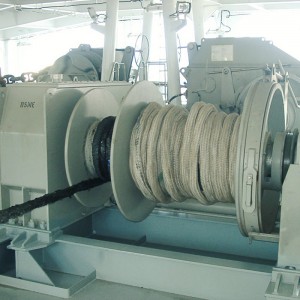 Námorný navijak s hydraulickým alebo elektrickým ovládaním
