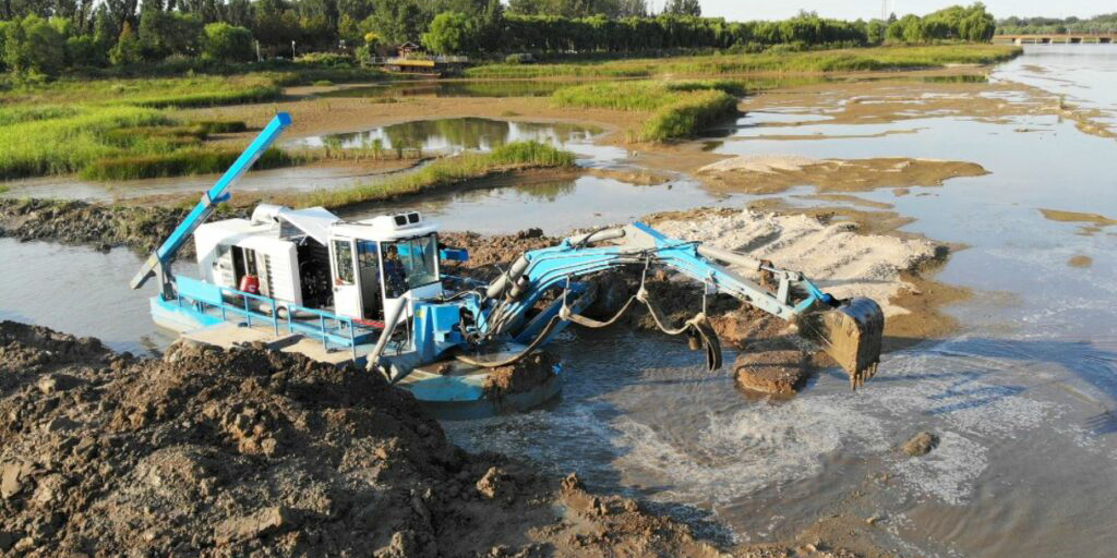 Shandong Provincial Government recently purchased an amphibious multifunctional dredger from Relong Technology Co., Ltd.