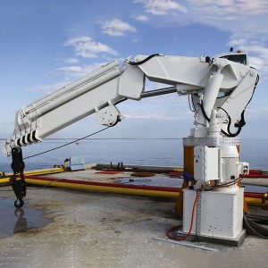 Hydraulický námorný palubný žeriav