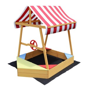 سرخ اور سفید دھاری دار چھتری کے ساتھ لکڑی کے ریت کے خانے کی کشتی
