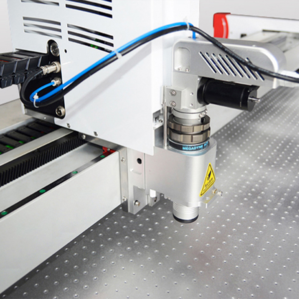 מכונת חיתוך מתנודדת דיגיטלית לתעשיית מוצרי עור למטען