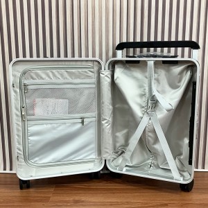अगाडि पकेट सुटकेसको साथ एयरलाइन स्वीकृत सामान बोक्नुहोस्