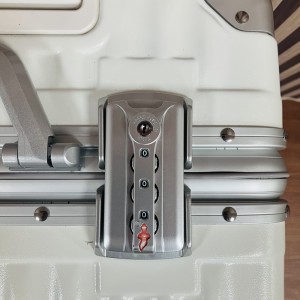 Carry-On Luggage 18-Inch Hardside Lightweight Suitcase e nang le TSA Lock
