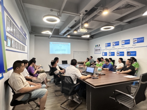 Сотрудники проводят встречу, чтобы изучить правила техники безопасности провинции Гуандун.