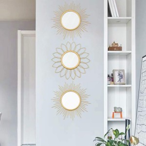 Ukrasna zlatna zrcala za zid. Metalno sunčano uređenje doma. Viseća zidna umjetnost