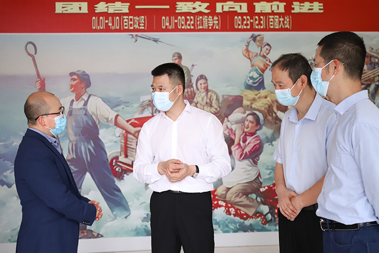 MU rühma linnapea Xing uurib MU rühma Yiwu operatsioonikeskust