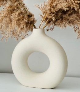 Белая керамічная ваза для пончыкаў. Сучасны хатні дэкор у стылі бохо