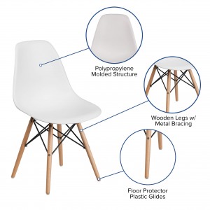 Balta plastikinė kėdė su medinėmis kojomis namų dekoracija