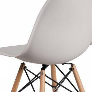 घर की सजावट के लिए लकड़ी की टांगों वाली सफेद प्लास्टिक की कुर्सी