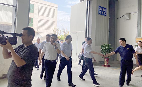 Sekretarz Komitetu Partii Jingmen Wang Qiyang i inni przywódcy dokonali inspekcji Eagle Power Machinery (Jingshan) CO., LTD