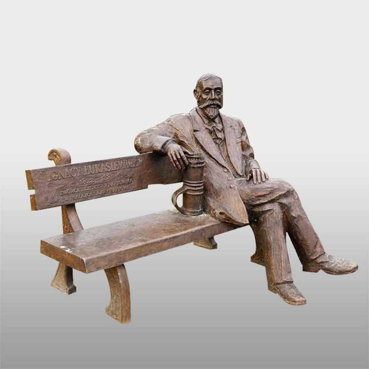 Ozdobná bronzová záhradná socha sediaceho muža