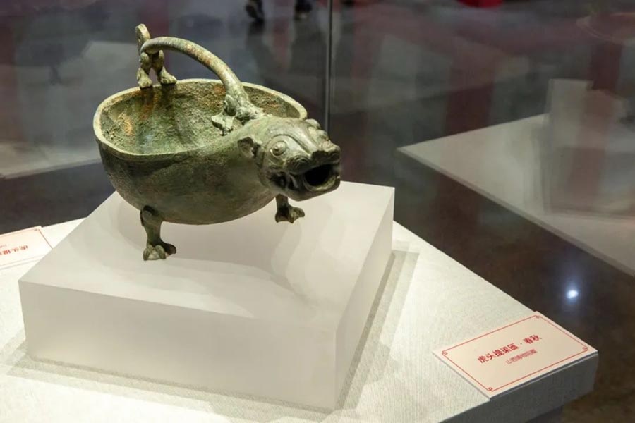 Необычная бронзовая чаша с тигром представлена ​​в музее Шаньси