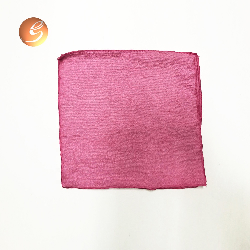 Ręcznik z mikrofibry w rolce w kolorze czerwono-różowym na rynku hiszpańskim