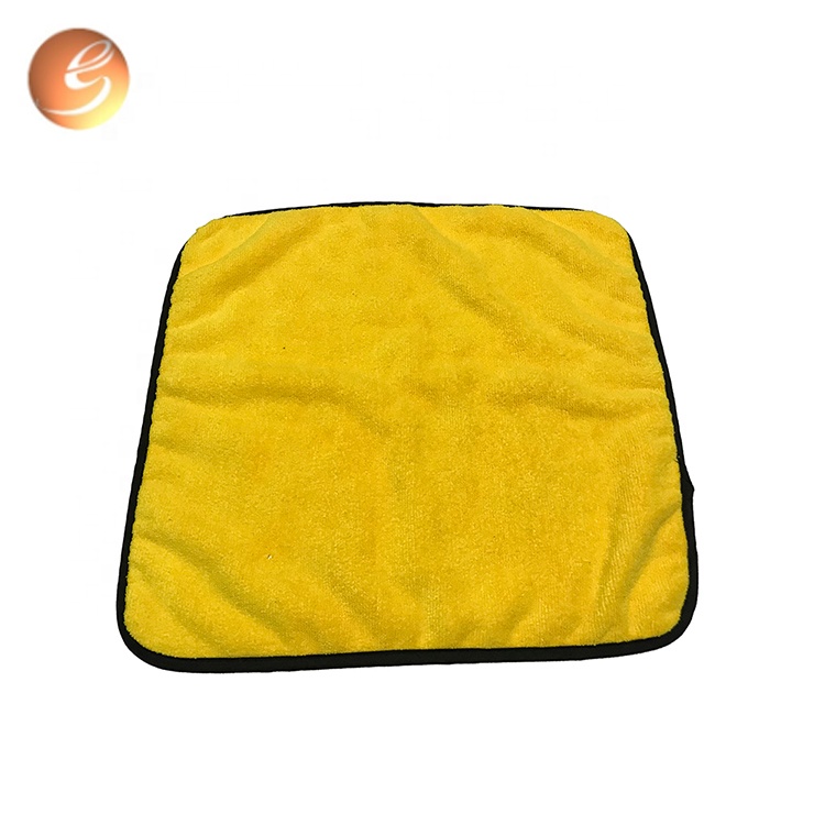 Żółty, szybkoschnący ręcznik do czyszczenia samochodu z mikrofibry