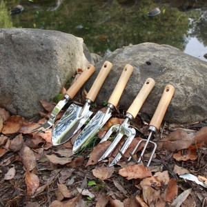 Nerūsējošā tērauda 4 gab dārza instrumentu komplekts ar koka rokturi