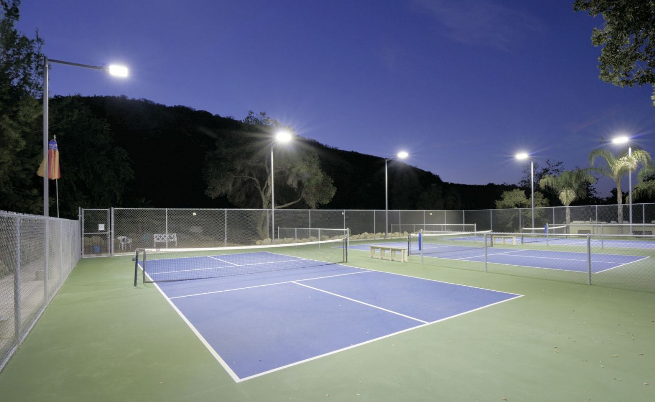 Sprievodcovia výberom správneho osvetlenia tenisového kurtu