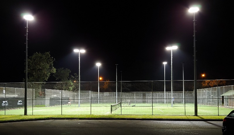 Kā izvēlēties tenisa korta apgaismojumu bez atspīdumiem